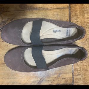 Brown Suede Clarks flats W8